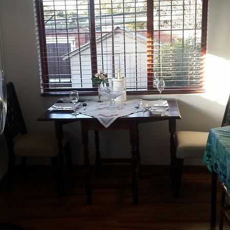 Monica'S Cottage โจฮันเนสเบิร์ก ภายนอก รูปภาพ